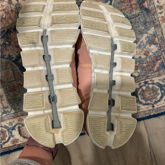ON RUNNING // on cloud 5 // rose/shell size 7.5 // good condition - Picture 7 of 8